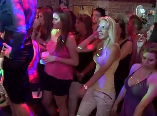 оргия, на-вечеринке, межрасовый-секс, хардкор, одетые-девки-и-голые-парни, в-клубе