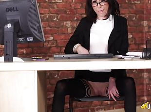ofis, sekreter, orta-yaşlı-seksi-kadın, uzun-çoraplar, britanyalı, tek-kişilik, esmer-kadın