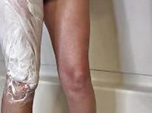 Sexy MILF shaves her hairy legs for 1st time in 6 months
