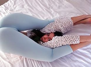 [4K] Bed Wet Yoga in leggings! Sexy stretching