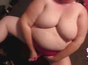 BBW Kelly Queen Uses her favorite Pink Vibrator on her own pussy!