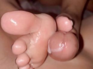 My wife’s Sexy oiled up feet make me cum quick????