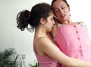 Girls kissing &amp; licking armpit