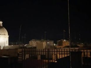 Großer Arsch wird Doggy auf einer öffentlichen italienischen Terrasse bei Nacht durchgefickt