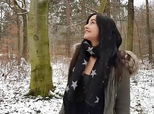 Nette Freundin Erfahrung: Quickie in Wald - cum auf der Zunge