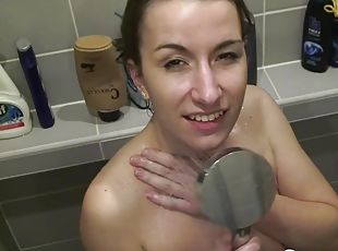 bagno, masturbarsi, ragazze-giovani, video-casalinghi, masturazione-con-dita, doccia, solitari, brunette