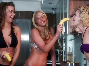 lesbiana, estrella-del-porno, cocina, bikini, banana, realidad, inserción