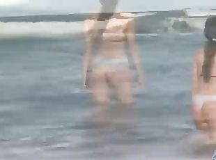 Gostosa de biquini transparente na praia