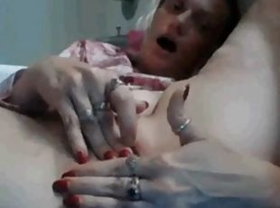 German mature rubs her pussy on cam
