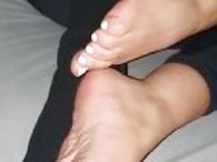 Rub my pussy and wank over my feet daddy