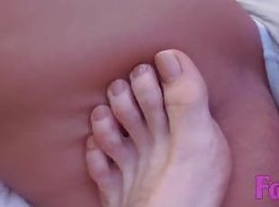 A tantalizing toe tease for fox's shaved box