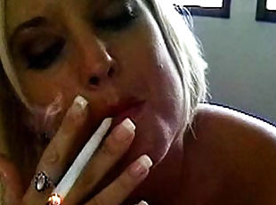 fajka, milfka, pov, blondýna, fetišistické, fajčenie-smoking
