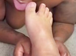 Sucking & slurping toes