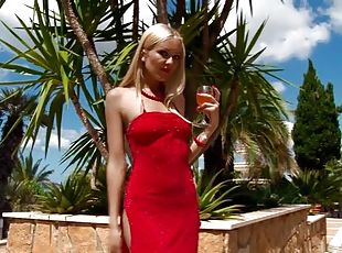 Hot blondie in red bikini intends to fuck a bottle