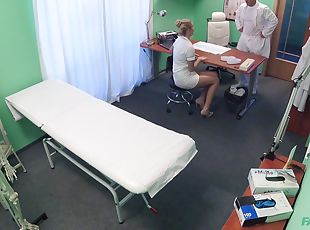 medmāsa, birojs, vāverīte, ārsts, hardkors, masturbācija, pāris, cfnm, blondīne, aizcirst