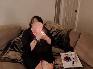 Sexy BBW in pink lingerie gets stoned & paints nails